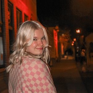 Meet your Posher, Claire